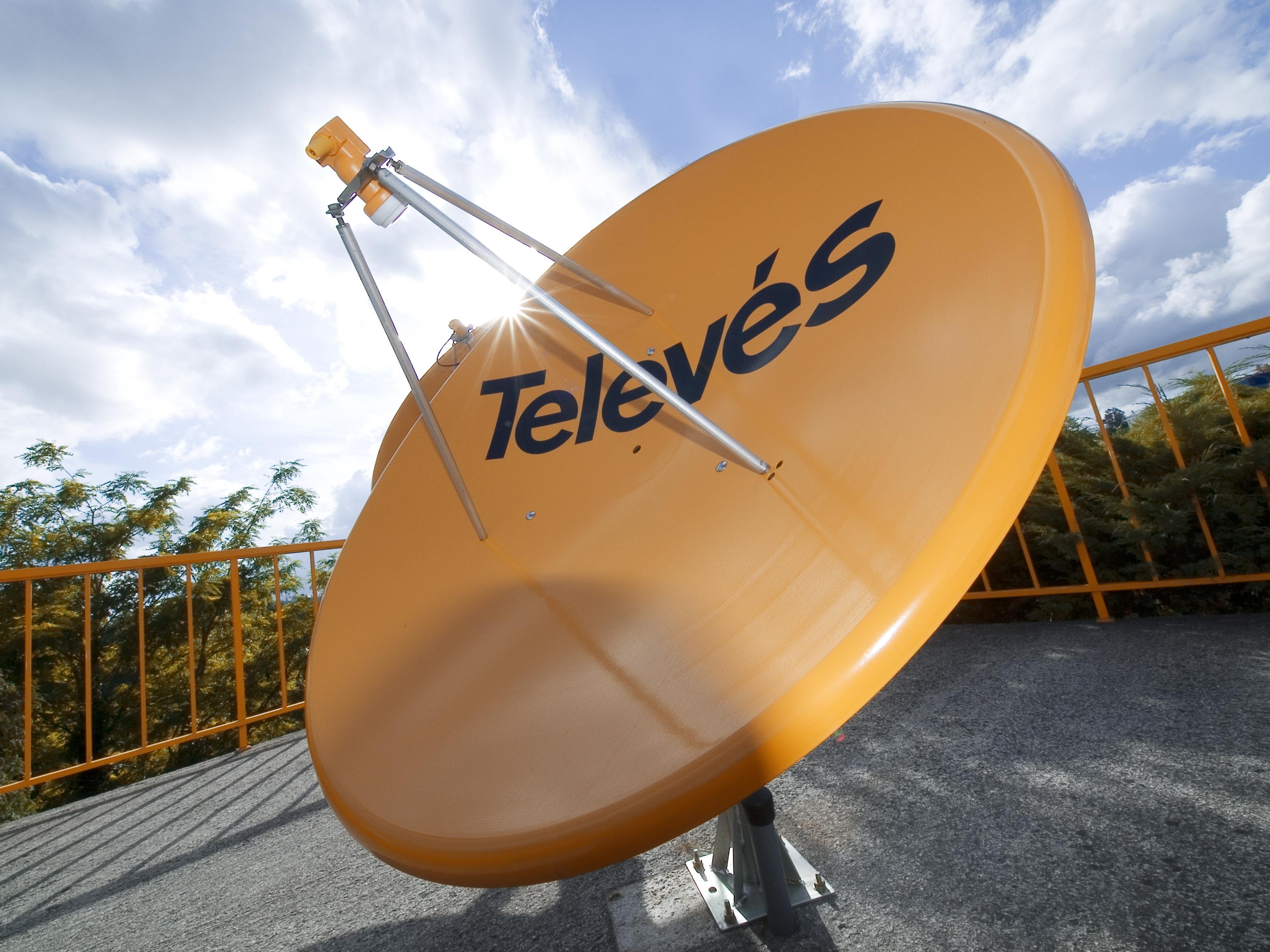 Antena parabólica para recepción de televisión por satélite